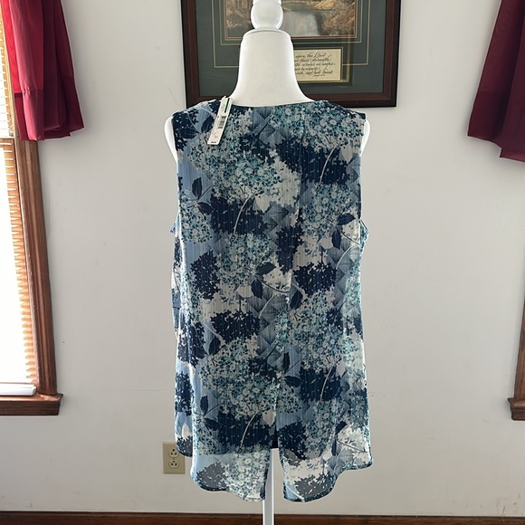 New direction, women’s sleeveless blouse lined. New with tags. Light/Dark Blue. - Picture 8 of 11